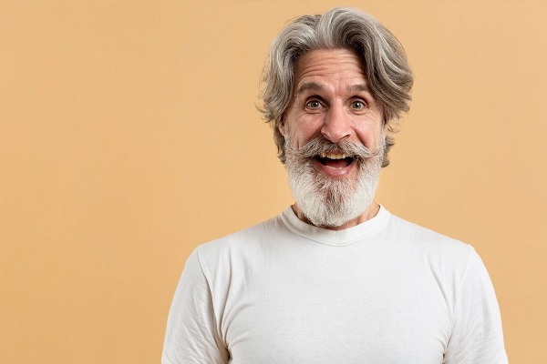 Retrato de homem sênior feliz