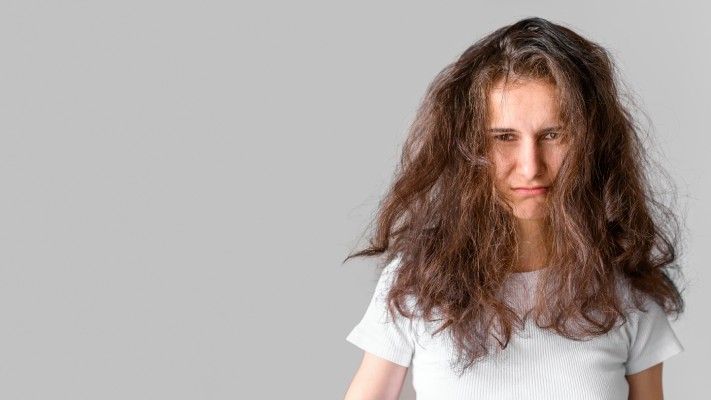 hidratação dos cabelos - Mulher triste por causa do cabelo seco