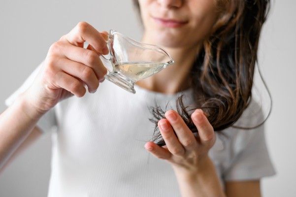 Menina realiza tratamento caseiro de hidratação capilar
