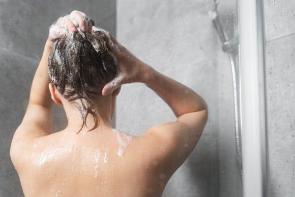 A importância dos shampoos antiqueda na saúde capilar