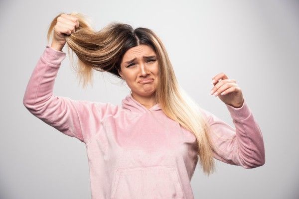 Por qué nosso cabelo cai muito?