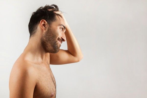 Homem massageando o cabelo