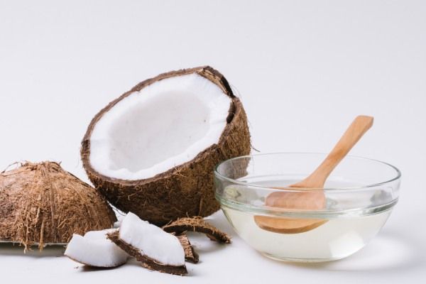 Como aplicar o óleo de coco no cabelo?