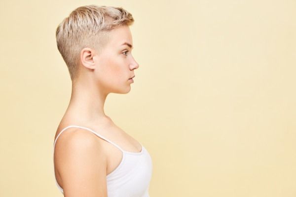 Mulher com cabelo curto