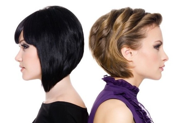 Cortes de cabelo para mulheres - Duas mulheres de rosto ovalado com cabelo curto