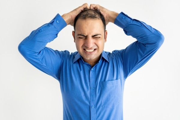 Alopecia nervosa - homem estressado pela falta de cabelo na cabeça