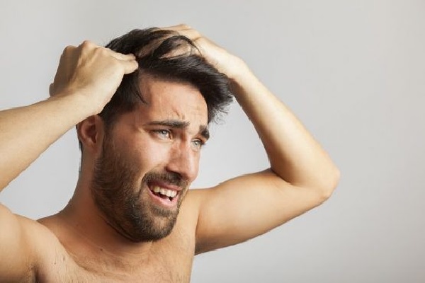 Alopecia nervosa - homem preocupado com a queda de cabelo na linha de crescimento do cabelo