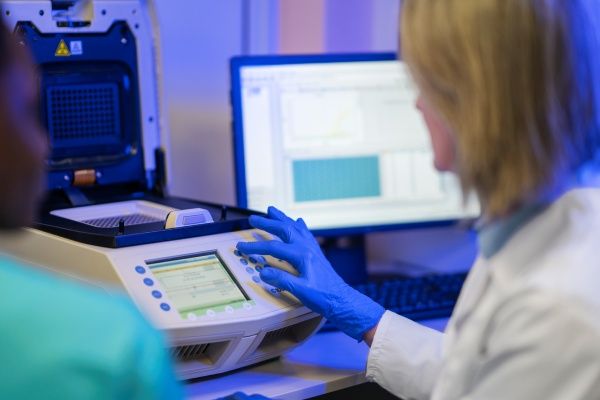 médico realizando pesquisas médicas