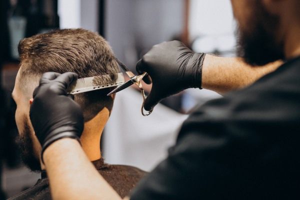 Cabeleireiro cortando o cabelo de um homem