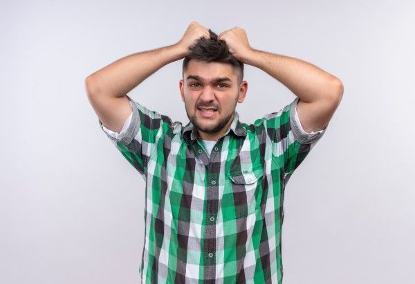 homem segurando o cabelo