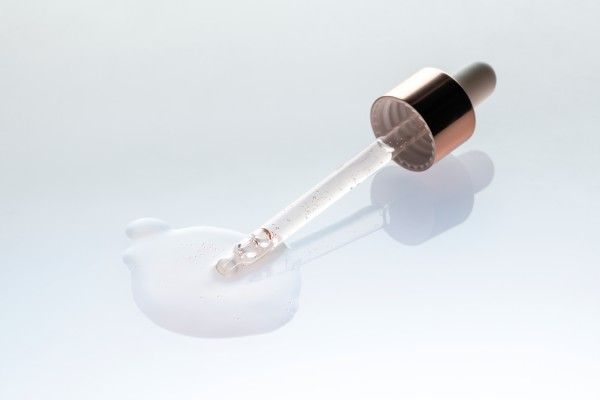 conta-gotas com tratamento tópico para cabelo