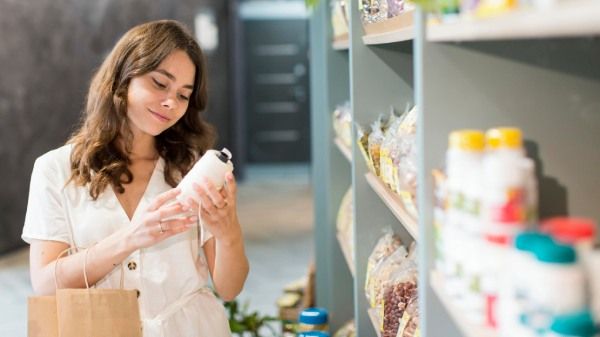 Retrato de mulher comprando produtos