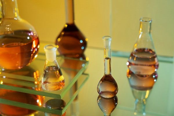 Arranjo de vidraria de laboratório visto de cima