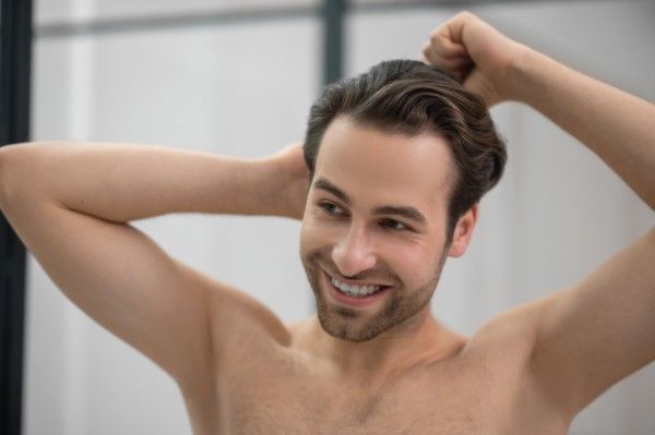 Homem penteando o cabelo