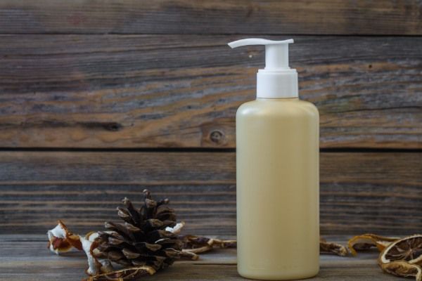 Cosmético sobre um lindo fundo de madeira