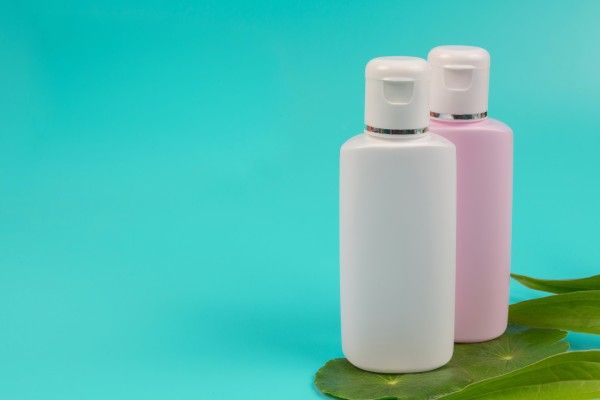 Frascos de xampu branco e rosa