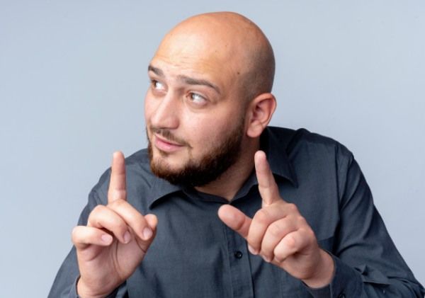 Jovem careca impressionado