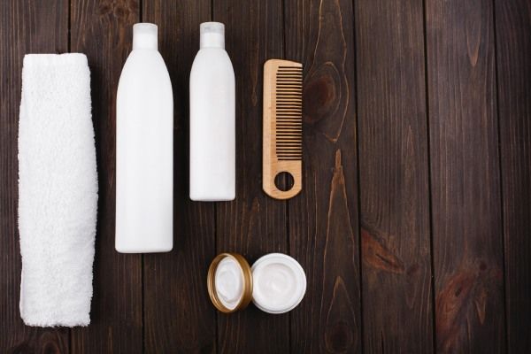 Frascos de xampu e condicionador com biotina para os cabelos