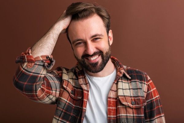 Retrato de homem barbudo com estilo atraente