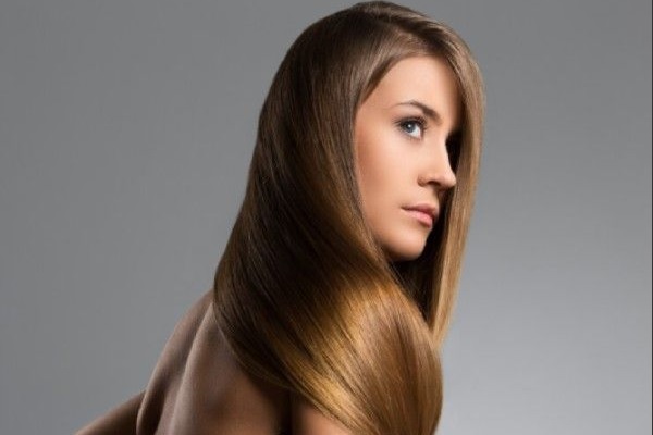 Linda garota com cabelo comprido - bioplastia capilar