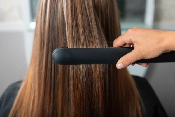 Mulher tendo tratamento de bioplastia cabelo de salão de cabeleireiro latino