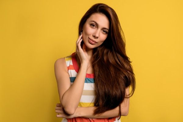 retrato de estúdio de uma bela dama com cabelos longos e escuros - dicas para o cabelo crescer mais rápido