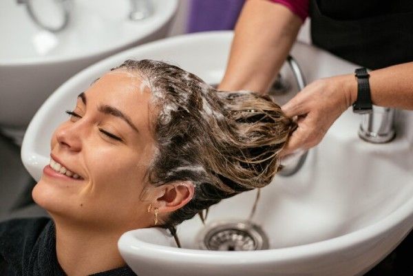 Mulher com o cabelo lavado em um salão de beleza