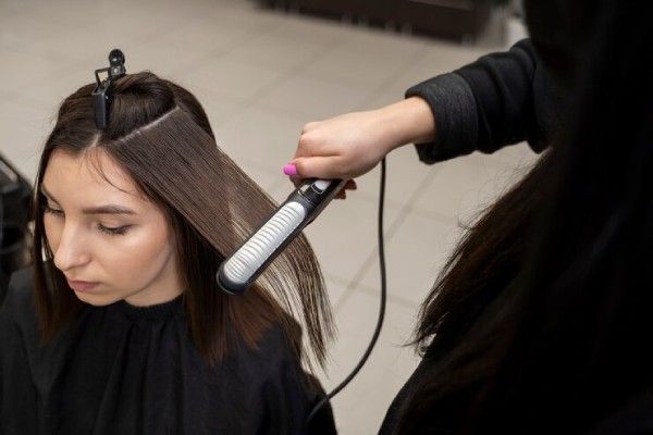 Mulher tratada com queratina no cabelo 