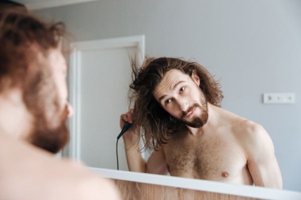 homem usando secador de cabelo
