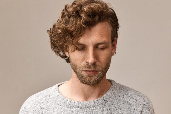 imagem horizontal de um cara barbudo e pacífico, com cabelo ruivo