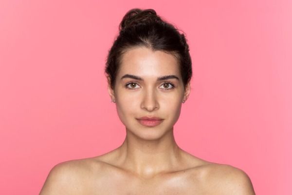 Retrato de una bella mujer vista de frente