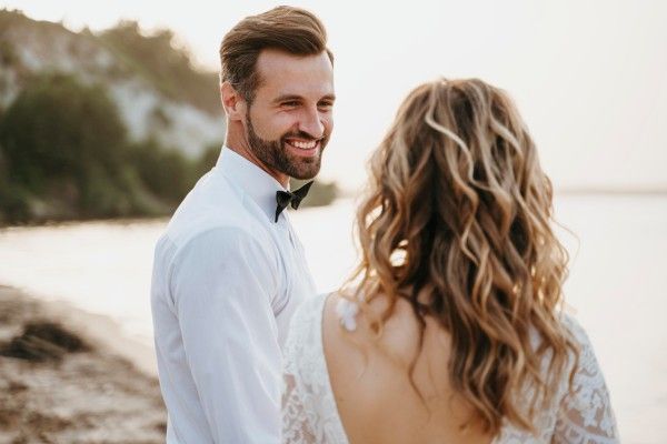Linda casal celebrando seu casamento na praia