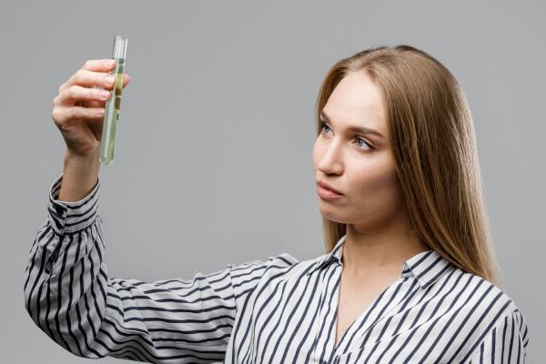 Cientista segurando um tubo de ensaio - botox capilar para que serve 