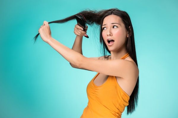 Mulher jovem frustrada com cabelo ruim
