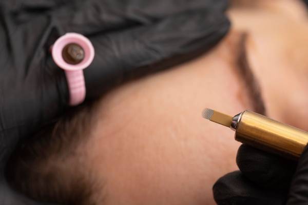 mulher passando por um tratamento de microblading