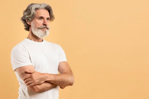 Retrato de homem idoso cruzando os braços com espaço para cópia
