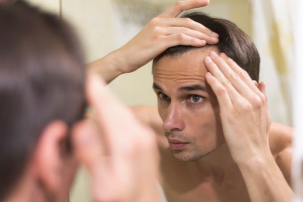 homem preparando o cabelo