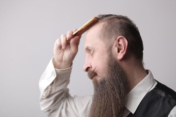 Homem penteando o cabelo 