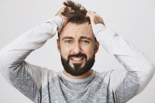Cortes de cabelo para homens com entradas - Homem preocupado com entradas quer consultar os melhores cortes de cabelo para homens com entradas