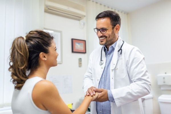 Mulher visitando o médico