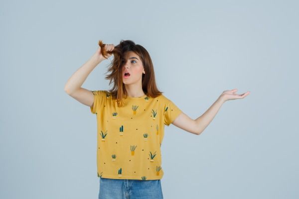 Jovem com tricotilomania expressiva posando no estúdio