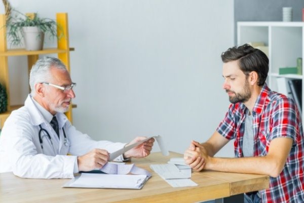 Médico sênior, falando, com, paciente