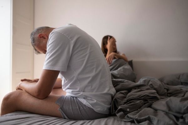 Homem explicando a sua esposa como o transplante capilar afeta a vida sexual