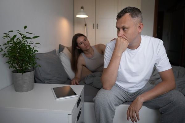 Casal discutiendo sua vida sexual após transplante capilar 