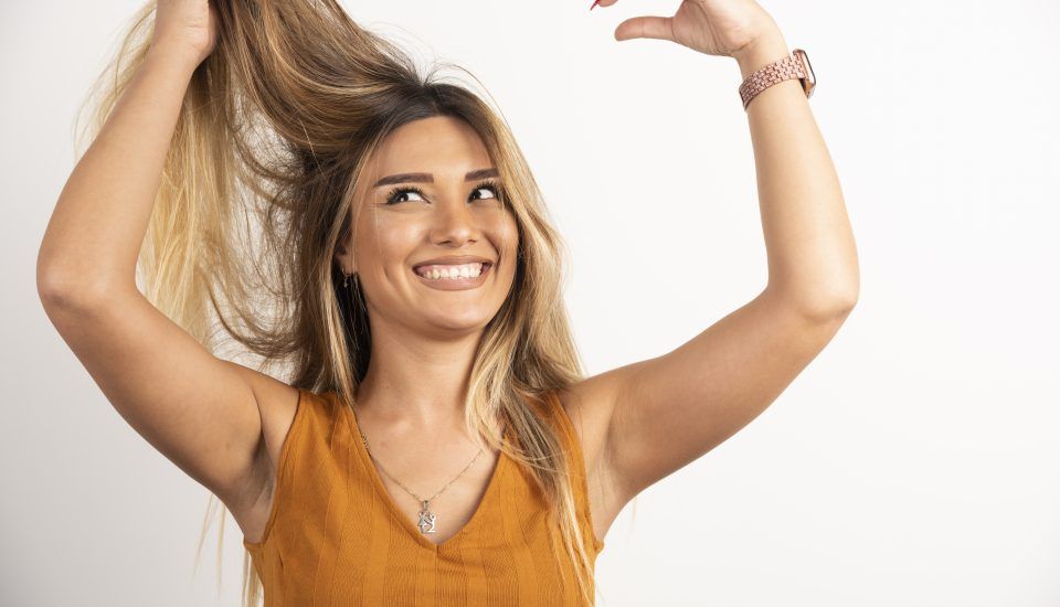 cabelo saudável por dentro - Mulher passando a mão em seu lindo cabelo