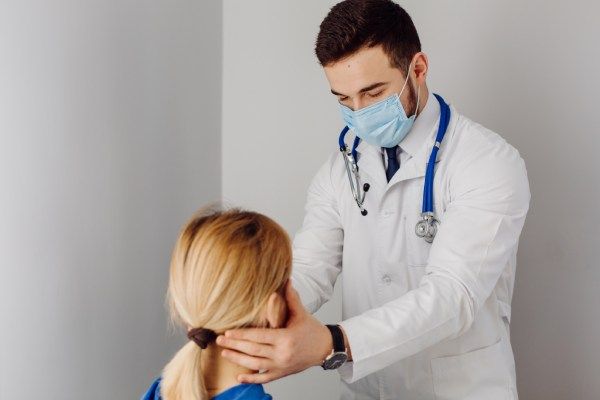 Médico examina paciente