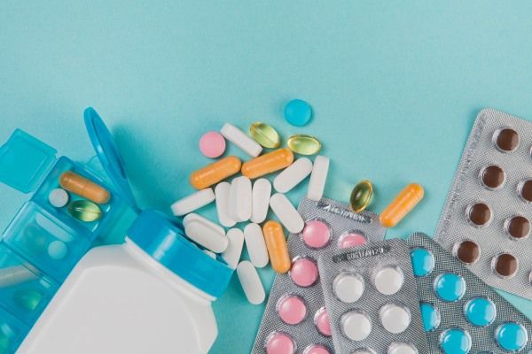Visão superior de uma variedade de medicamentos e comprimidos - Espironolactona para alopecia feminina