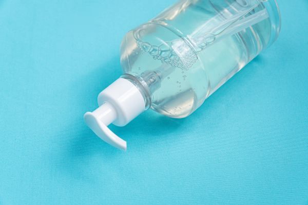 Álcool, um dos principais ingredientes a evitar no cabelo