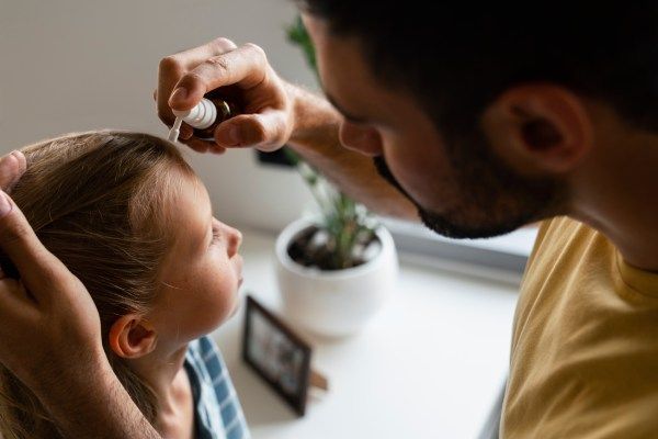 Pai usando tratamento em sua filha para alopecia areata