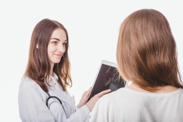 Dermatologista explicando ao paciente o que é tricorrexe